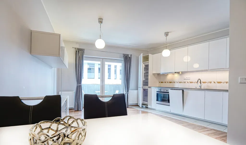 Przestronne mieszkanie w apartamentowcu przy rzece - zdjęcie 4