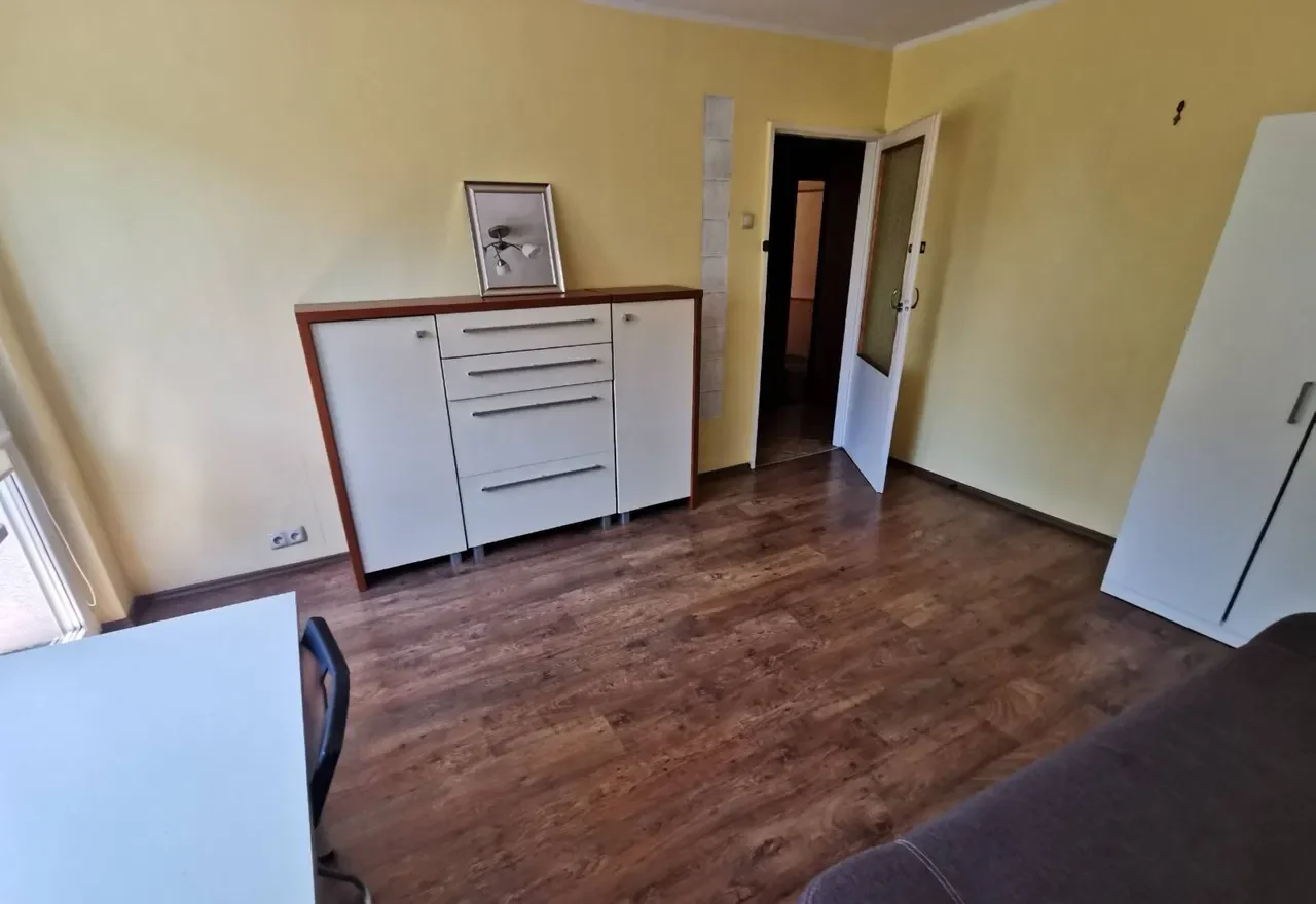 Pokój z balkonem w mieszkaniu studenckim - zdjęcie 2