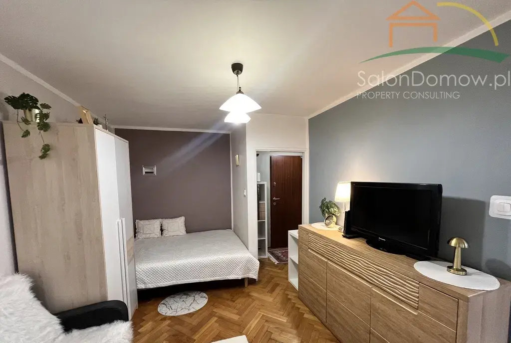 Urządzona kawalerka z zabudowaną loggią. - zdjęcie 6