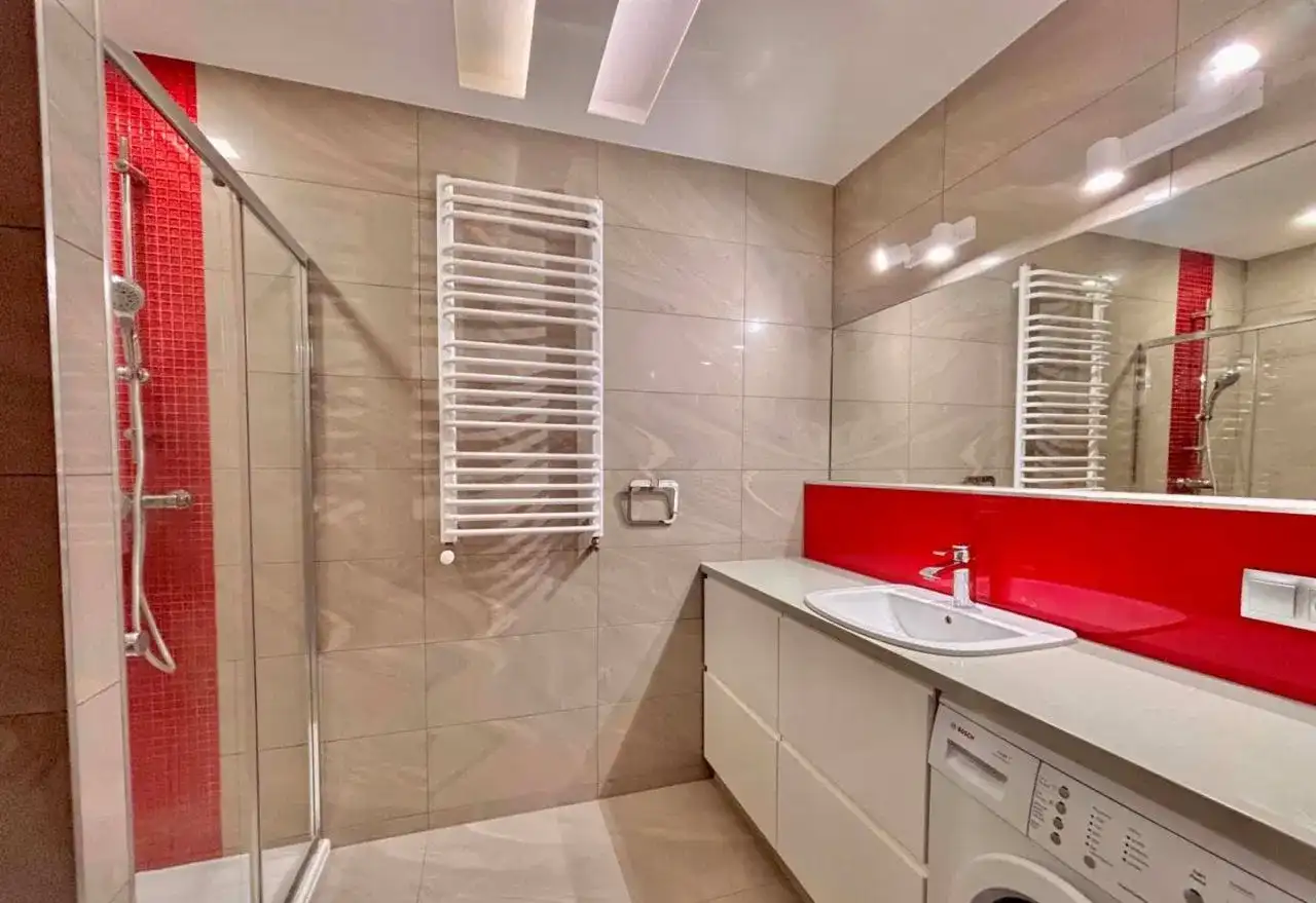 Dwa pokoje z pięknym widokiem w apartamentowcu - zdjęcie 10