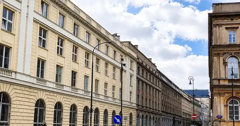 Zabytkowa kamienica, dwupoziomowy