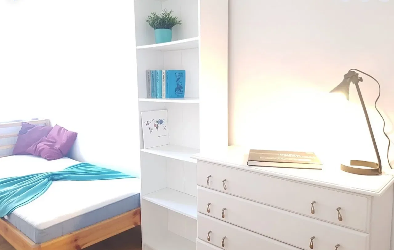Do wynajęcia pokoje zamykane na klucz. Adres to ul. Conrada 18 (Bielany).