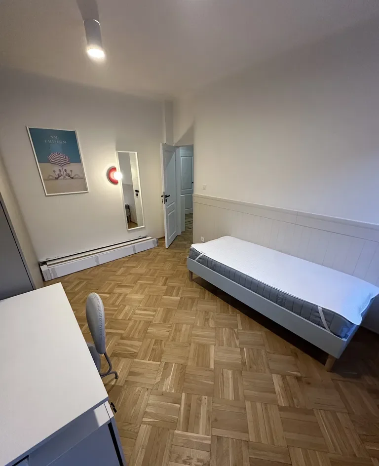 POKÓJ W CENTRUM STAREGO MIASTA W WARSZAWIE W 4 OSOBOWYM MIESZKANIU - zdjęcie 2