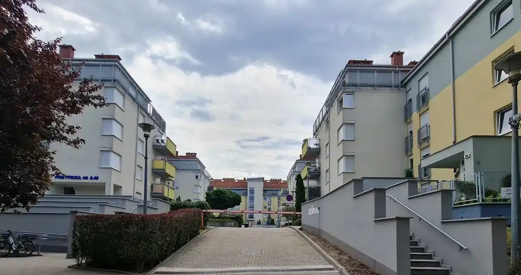Jasne 2-pokojowe mieszkanie z balkonem i osobną kuchnią we Wrocławiu - zdjęcie 2