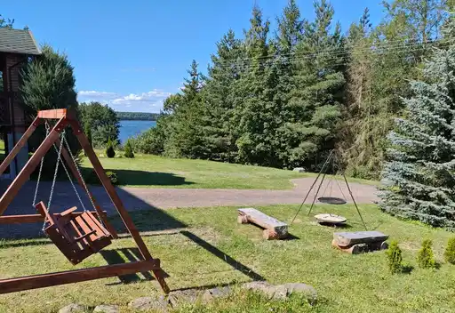 Dom z dojściem do jeziora Hartowiec -  Warmia Mazury, plaża, pomost - zdjęcie 3