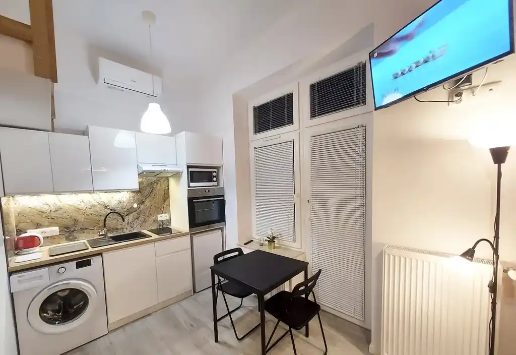 Kawalerka z antresola w centrum,AGH,błonia,Wifi,Klimatyzacja,balkon - zdjęcie 2
