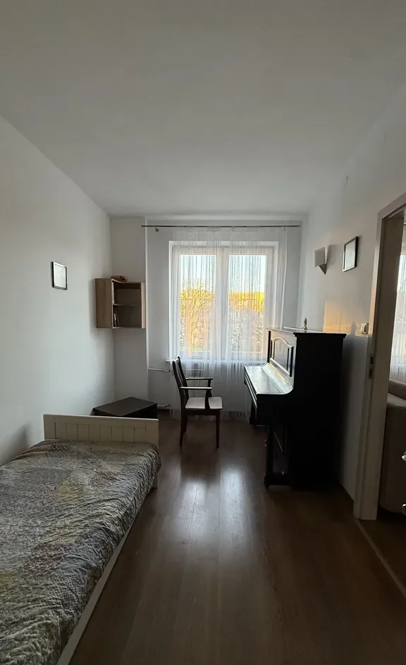 Przestronne 3 pokoje w bardzo dobrej lokalizacji - zdjęcie 2