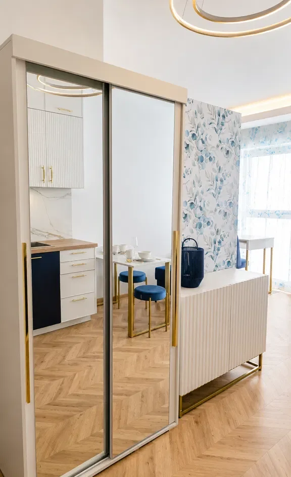 Ciche, jasne mieszkanie premium w centrum – widok na patio, garaż - zdjęcie 9