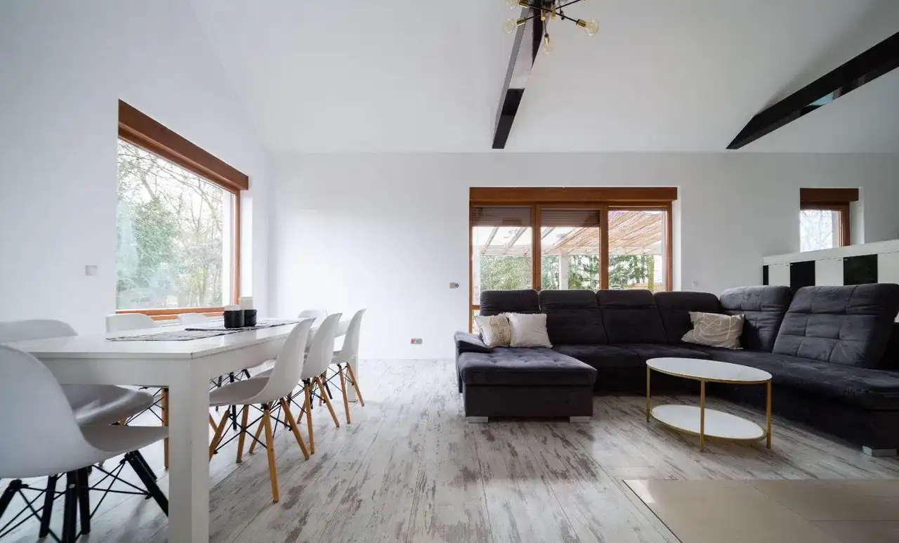 Parterowy Dom 330 m² z patio i leśnym ogrodem - zdjęcie 2
