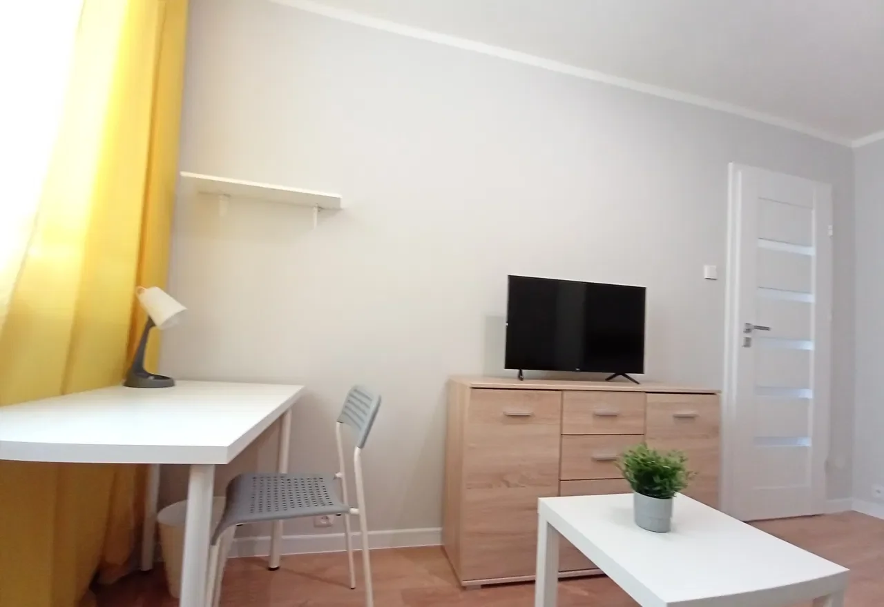 Pokój jednoosobowy z telewizorem SMART Wrocław Poprzeczna Korona PKP AWL Korona internet