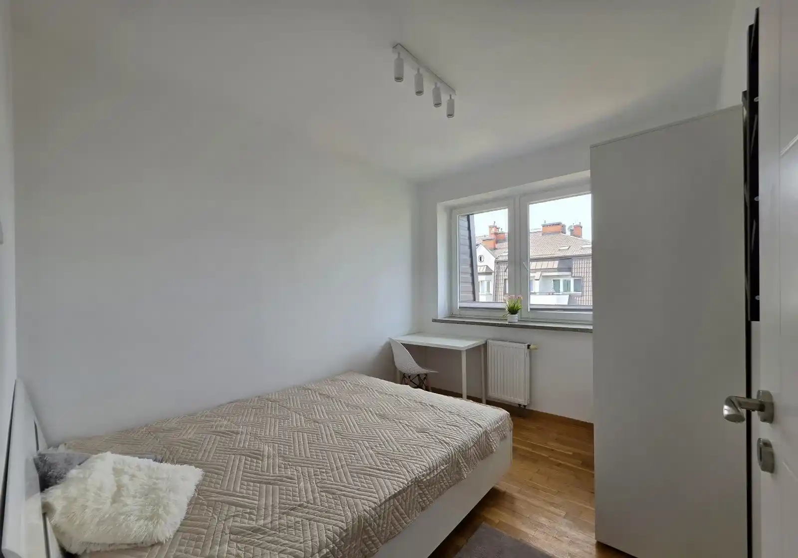 Świeżo po remoncie, widne, z oddzielną kuchnią, dostępne od ręki! - zdjęcie 7