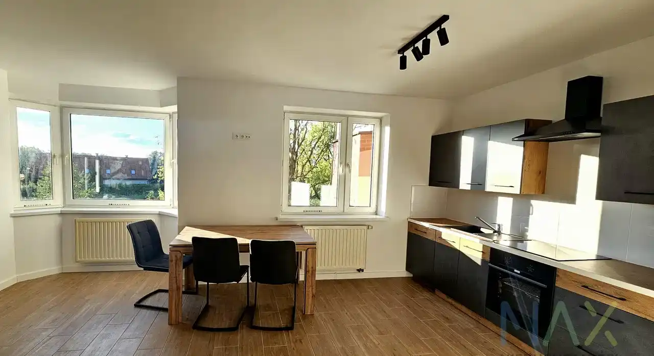 Swieżo wyremontowane 2 pokoje z dużym balkonem - zdjęcie 10