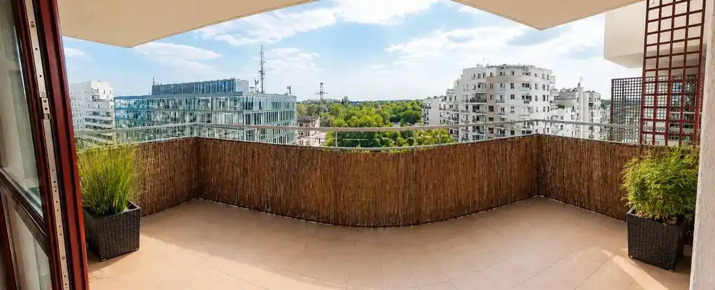 Przestronny apartament z tarasem i widokiem na zieleń w Warszawie - zdjęcie 7
