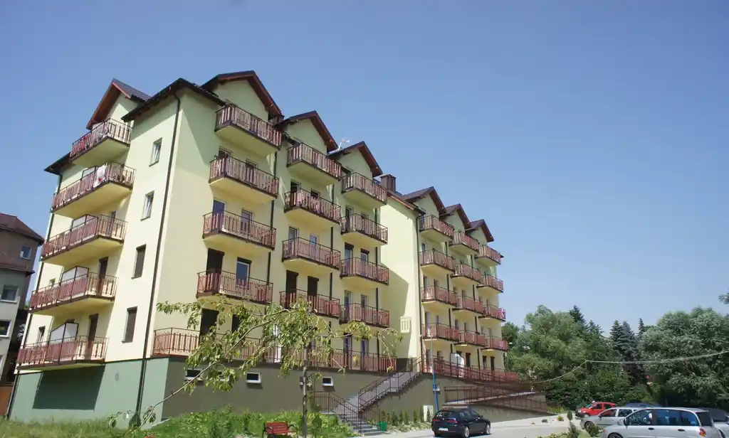Mieszkanie 2-pok. w całości umeblowane, wyposażone/duży balkon/parking