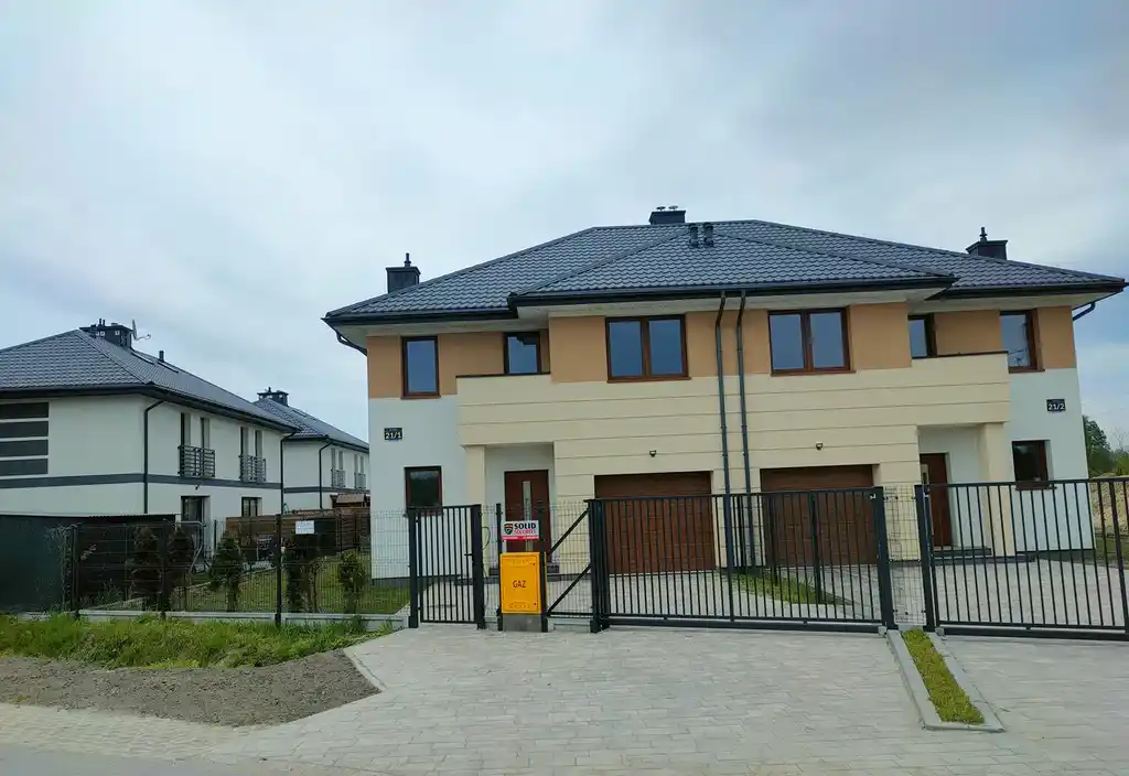 Piękny bliźniak, ogródkiem i garażem