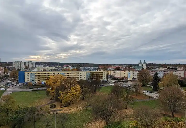 Przytulna kawalerka z panoramą miasta - zdjęcie 7