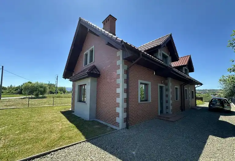 Dom w zabudowie bliźniaczej z wiatą na samochód do wynajęcia.