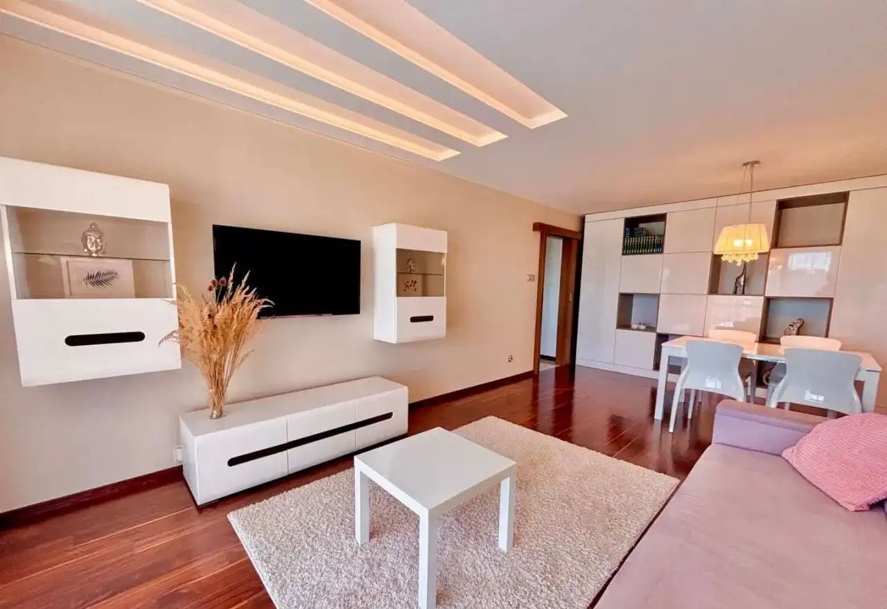 Dwa pokoje z pięknym widokiem w apartamentowcu - zdjęcie 5