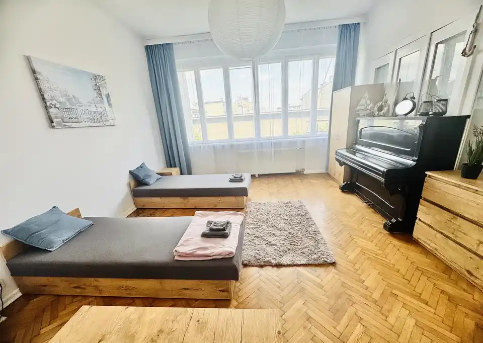 Duży pokój 2-osobowy/ 700 metrów od Galerii/ winda