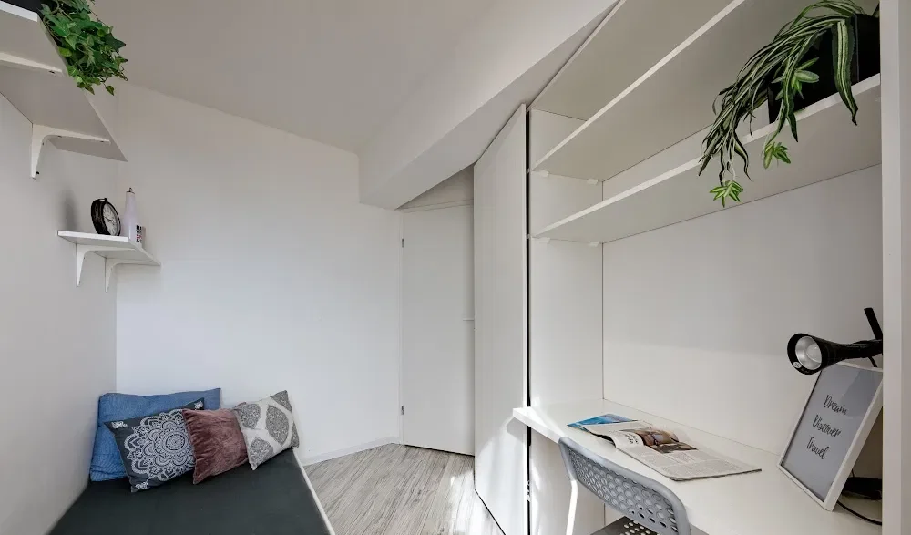 POKÓJ W CENTRUM STAREGO MIASTA W WARSZAWIE W 4 OSOBOWYM MIESZKANIU - zdjęcie 2