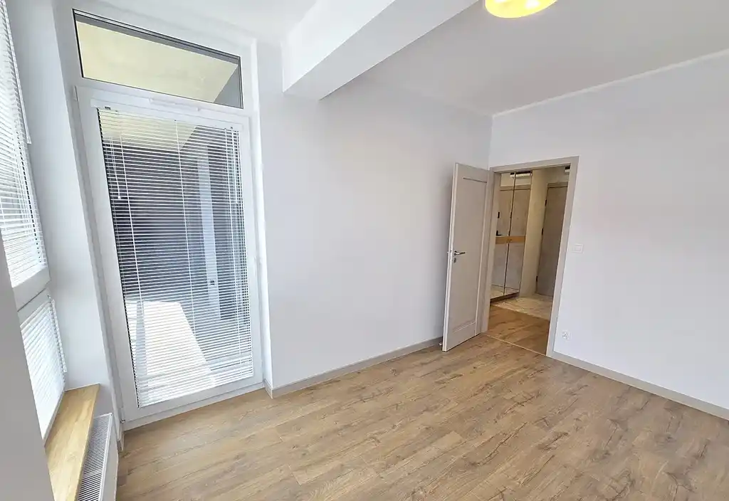 APARTAMENT Z MIEJSCEM POSTOJOWYM W HALI GARAŻOWEJ - zdjęcie 6