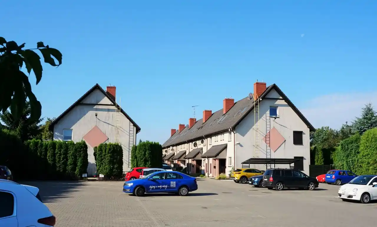 Mieszkanie 2-pokojowe w szeregowcu na zamkniętym osiedlu z parkingiem - zdjęcie 3