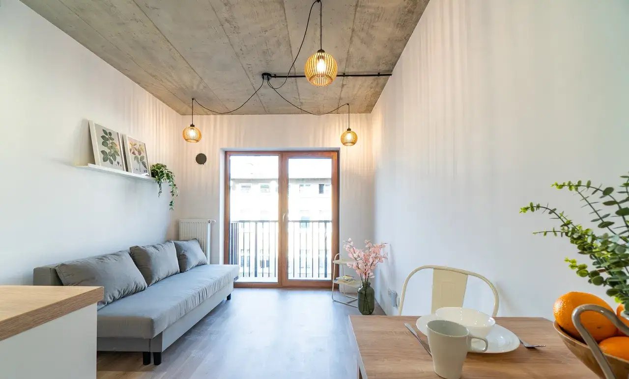 Przytulna kawalerka w nowoczesnym apartamentowcu - zdjęcie 2