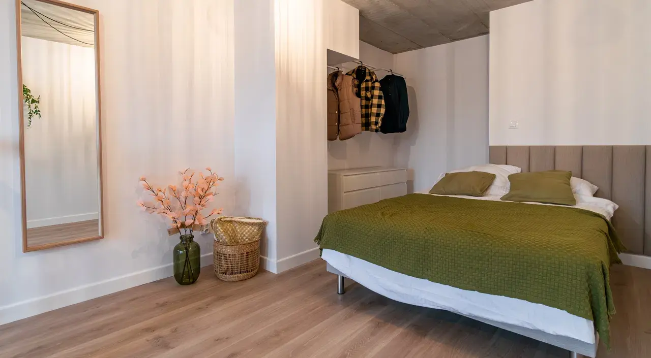 Lokal dwupoziomowy w nowoczesnym apartamentowcu - zdjęcie 5