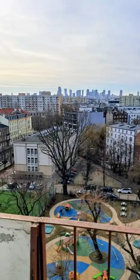 Słoneczny pokój w mieszkaniu dwupokojowym