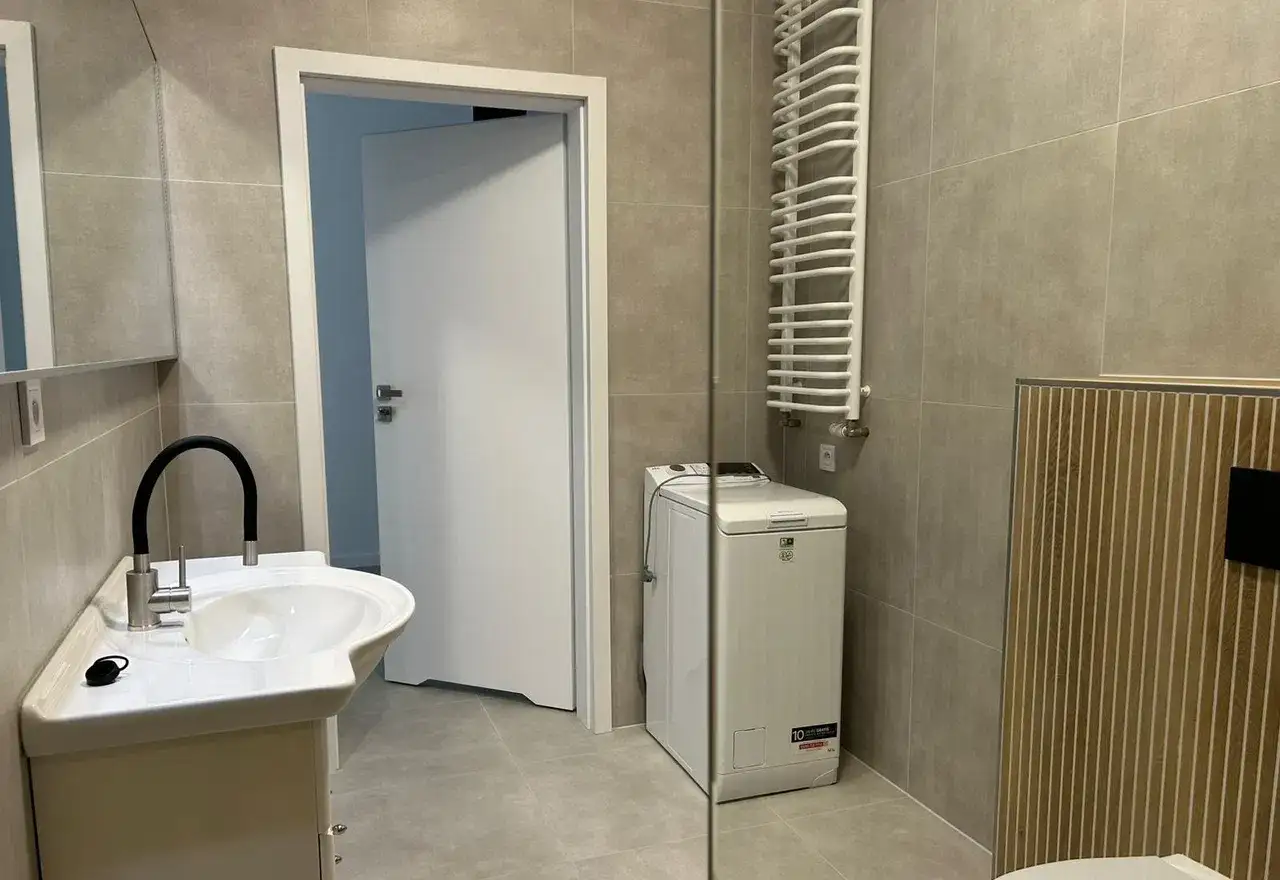 2-pokojowe mieszkanie z balkonem i garażem w centrum - zdjęcie 8