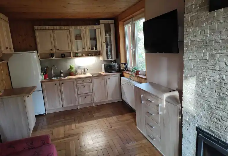 Całoroczny domek z kominkiem w lesie nad rzeką - zdjęcie 2