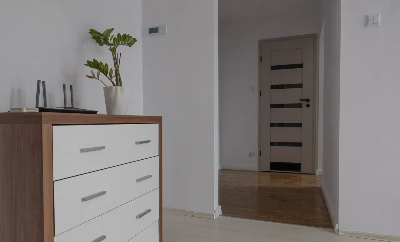 Duża kawalerka z oddzielną kuchnią i balkonem w Węgrzcach - zdjęcie 9