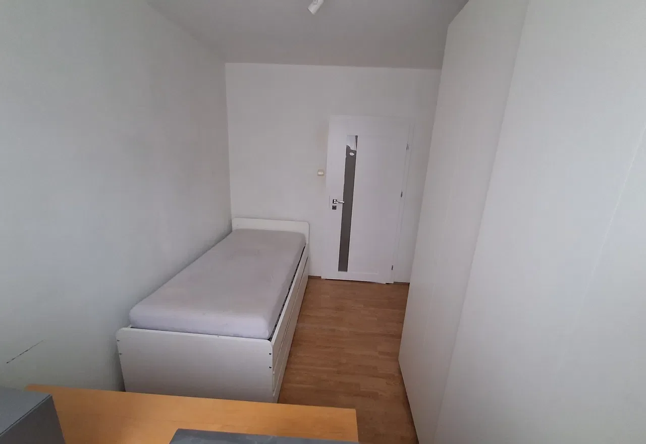 Wynajem mieszkania z balkonem w Jarotach - zdjęcie 4