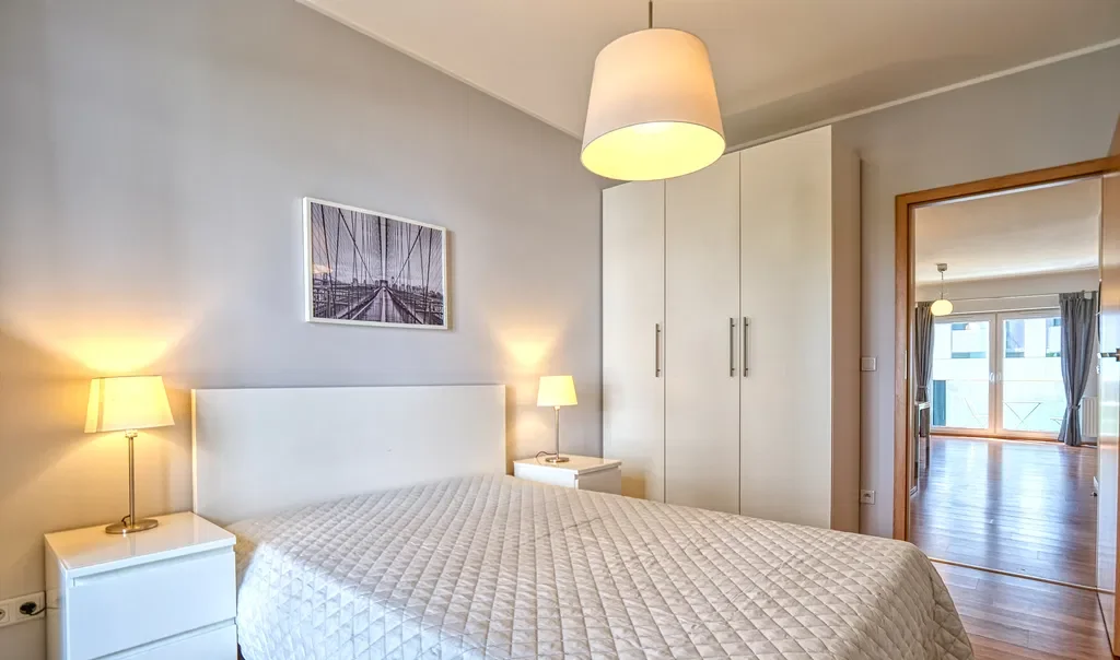 Przestronne mieszkanie w apartamentowcu przy rzece - zdjęcie 9