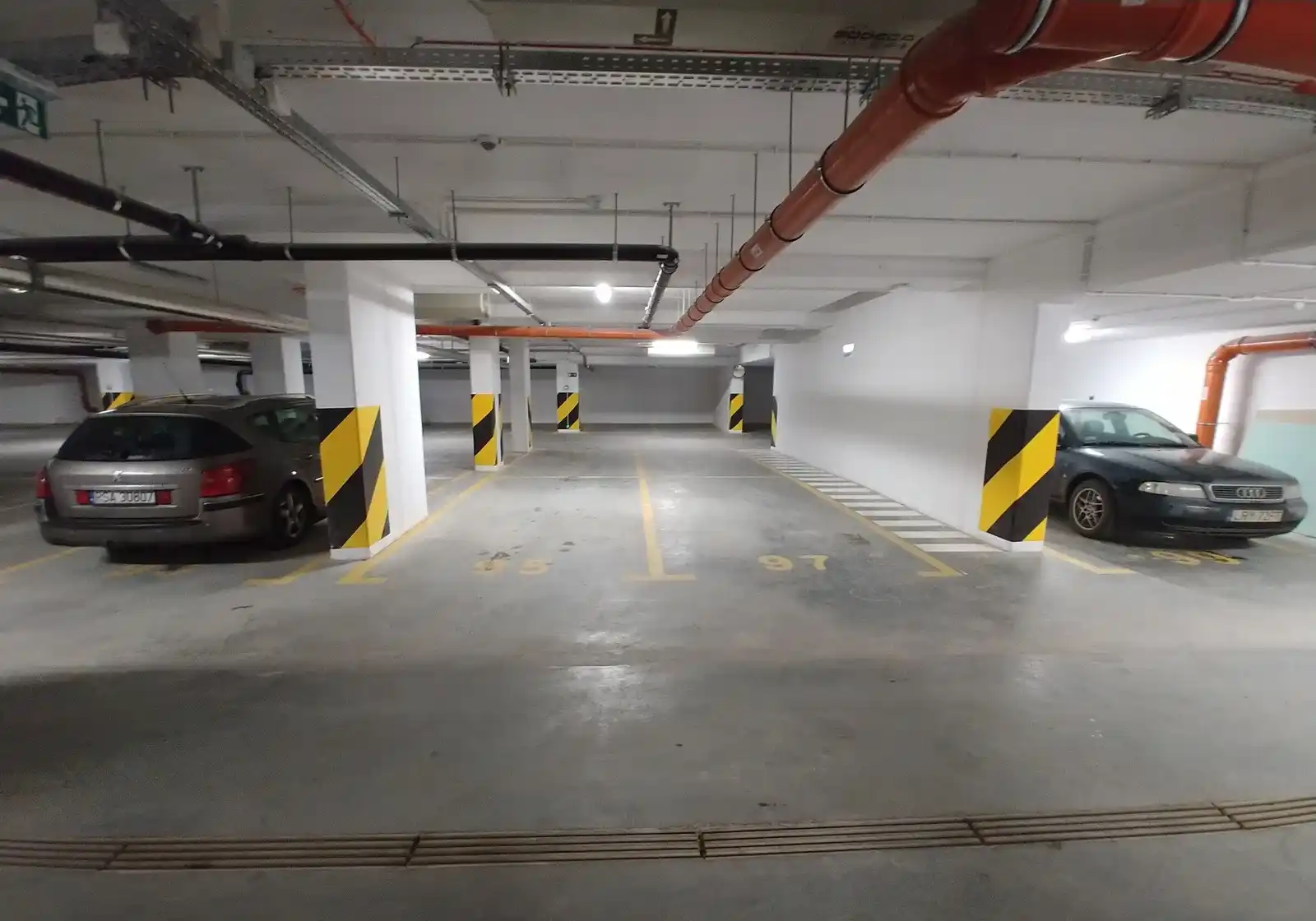 Kawalerka z oddzielną kuchnią, loggią i garażem - zdjęcie 9