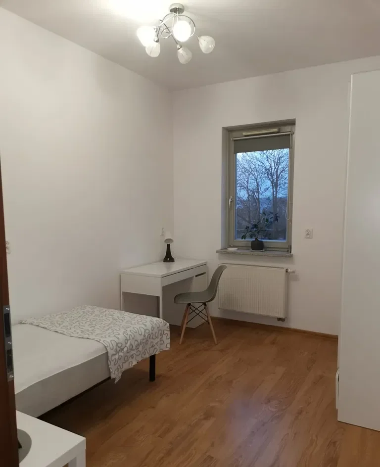 Pokój w nowoczesnym apartamentowcu - zdjęcie 2