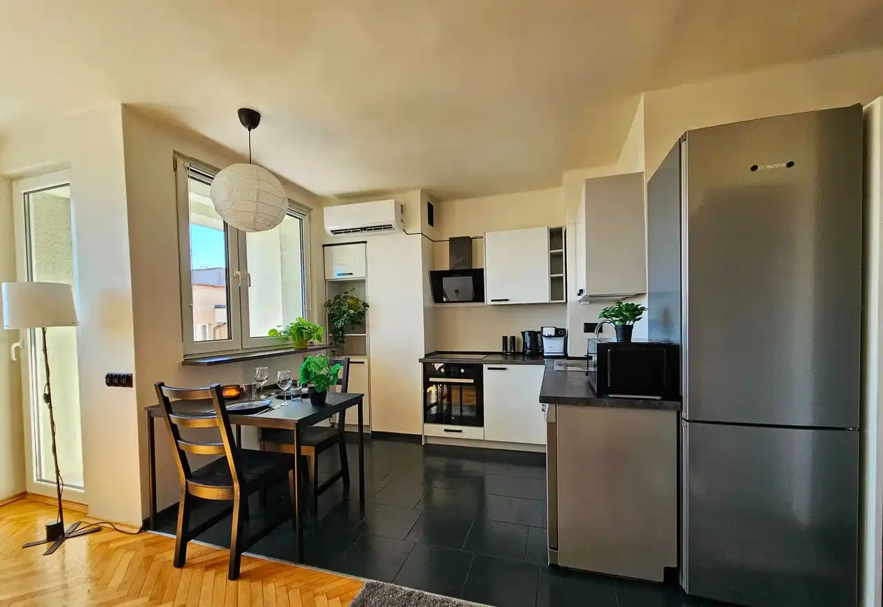 Klimatyzowana kawalerka z balkonem — Katowice Centrum, 30 m², 2 minuty od Mariackiej - zdjęcie 2