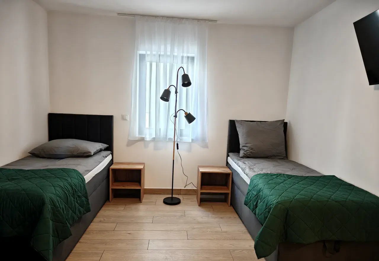 MIEJSCE W POKOJU DWUOSOBOWYM Z ŁAZIENKĄ W NOWYM DOMU W PRUSZKOWIE