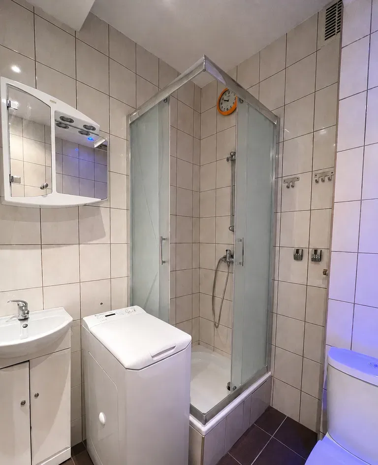 KAWALERKA Z ODDZIELNĄ KUCHNIĄ W ŚCISŁYM CENTRUM - zdjęcie 7