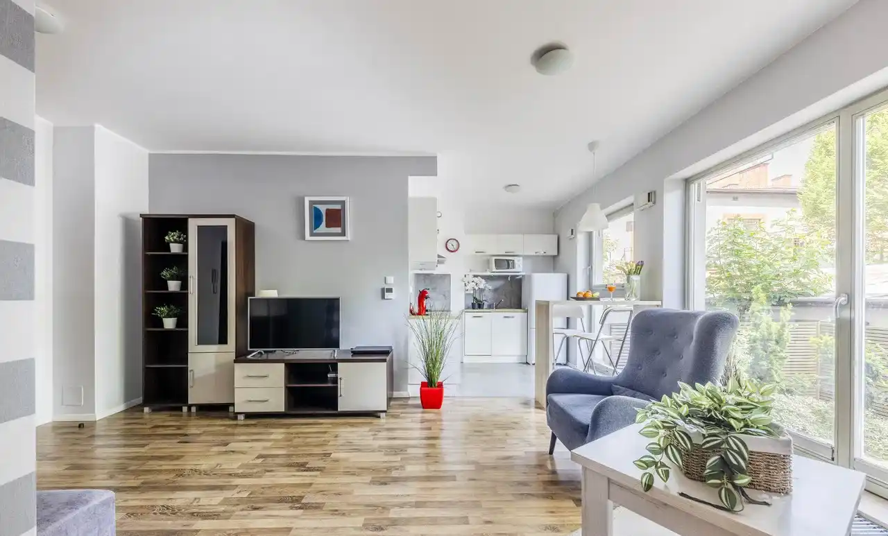 Funkcjonalny, komfortowy 2 pok. apartament, z ogródkiem - zdjęcie 5